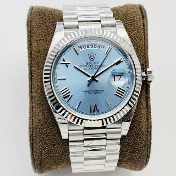 Sunday date display series men's watch, ice blue dial, silver bezel, 40mm, silver President-style bracelet.